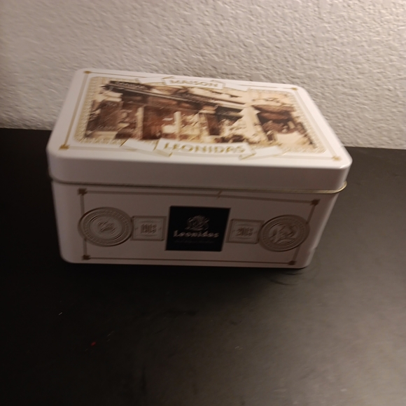 GORGEOUS NEW Maison Leonidas Belgian Chocalatier 7"Wx5"Dx4"H Tin Box. - Picture 1 of 6